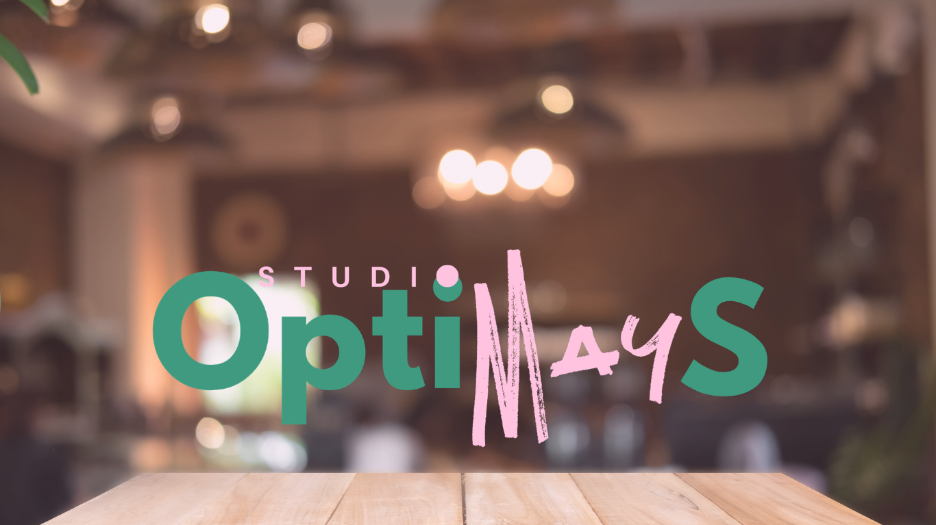 Studio OptiMayS Logo über einem warmen Gastronomie-Ambiente